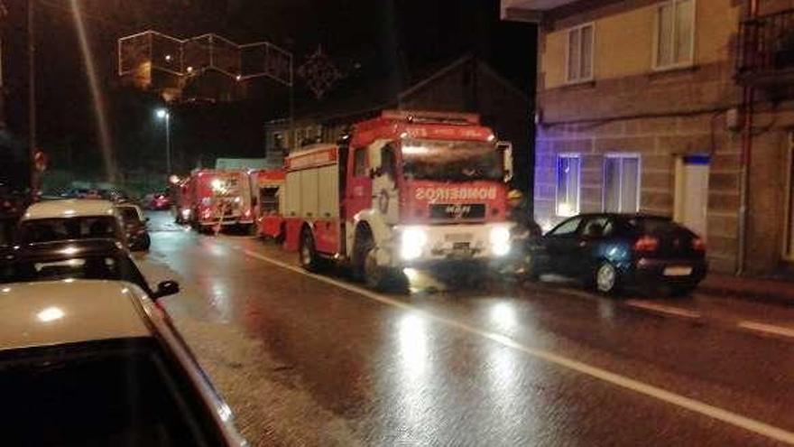 Camiones de bomberos en la Avenida de Vigo, ayer de madrugada.