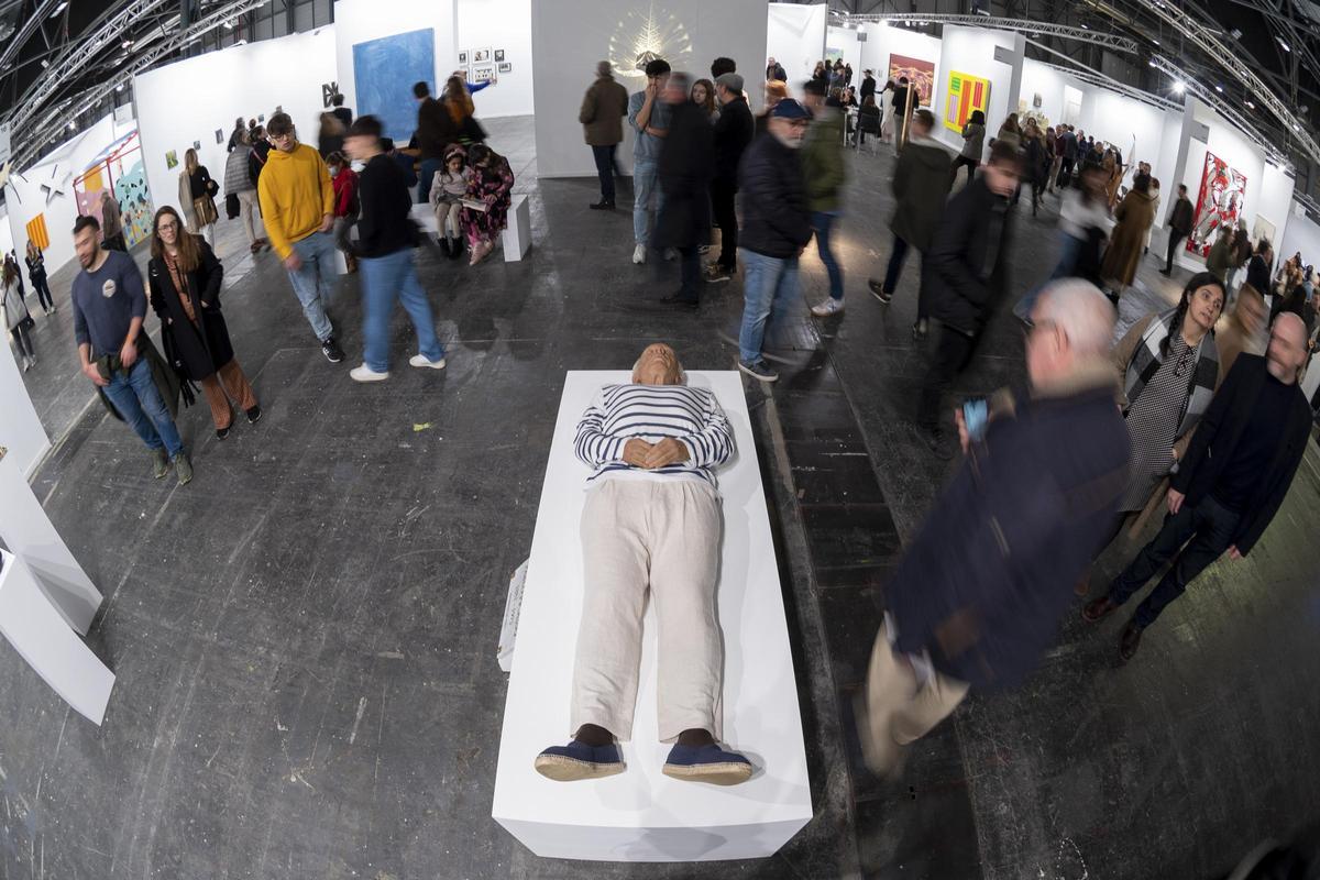 La obra 'Aquí murió Picasso', de Eugenio Merino, fue presentada en Arco 2023.