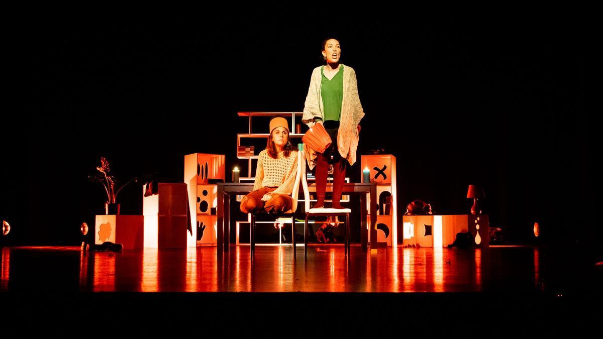 Fragmento de la obra teatral 'Culpables' de la compañía extremeña AtakamaCreatividad Cultural.