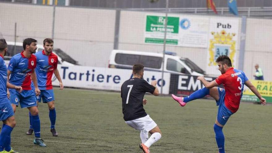 Castiello despeja un balón en el duelo ante el Avilés.