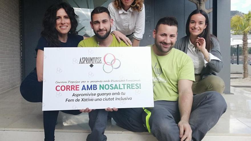 Organizadores de la carrera de Aspromivise muestran un cartel con el lema de la campaña