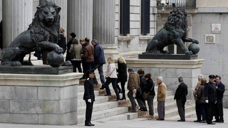 Más de 10.000 personas visitan la capilla ardiente en el Congreso