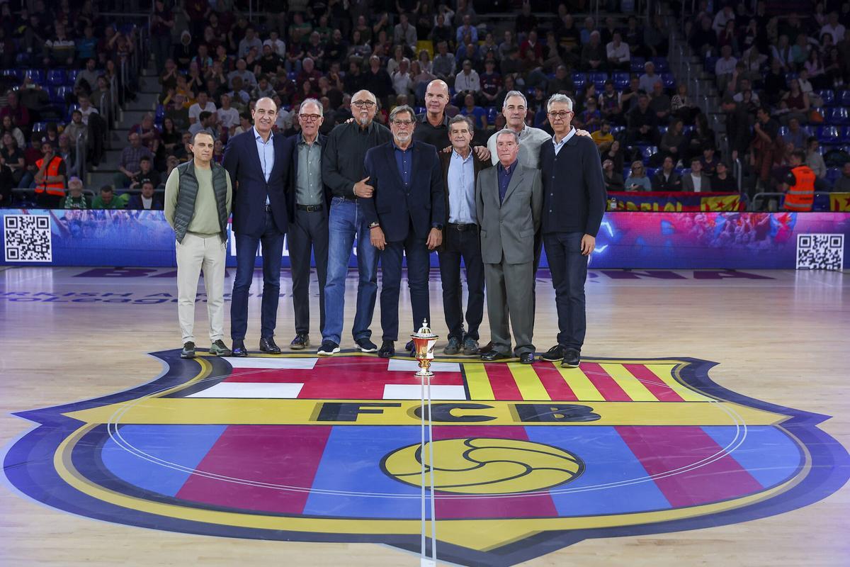 Algunos de los componentes de la plantilla que conquistó la Recopa de 1985 de Grenoble, en la pista del Palau.