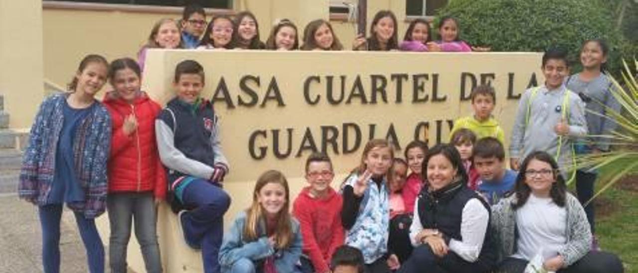 Visita del col·legi Port de Xàbia a la caserna de la Guàrdia Civil