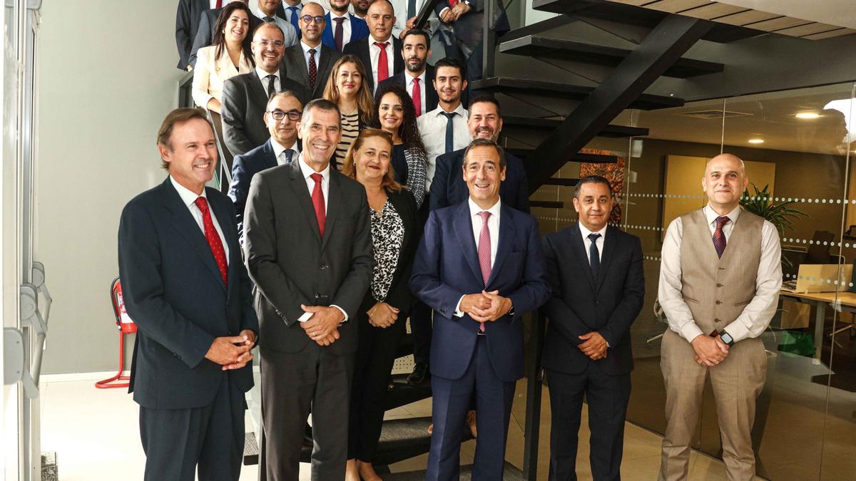 El consejero delegado de CaixaBank, Gonzalo Gortázar, durante su visita a la oficina de CaixaBank en Casablanca (Marruecos)