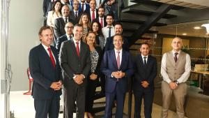 El consejero delegado de CaixaBank, Gonzalo Gortázar, durante su visita a la oficina de CaixaBank en Casablanca (Marruecos)