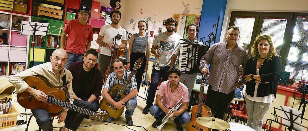 El Mariachi &quot;Asturias&quot;, ayer, durante sus ensayos en Oviedo acompañado por Anabel Santiago.