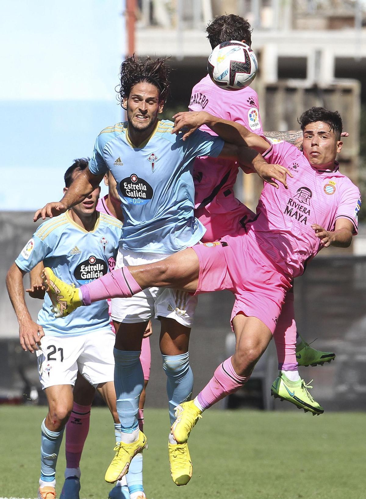 VIGO (PONTEVEDRA), 13/08/2022.- El defensa del Celta de Vigo, Gonçalo Paciencia (i), disputa el balón ante el jugador del Espanyol Javi Díez (d), en el partido de la primera jornada de Liga celebrado en el estadio Balaídos de Vigo. EFE/Salvador Sas