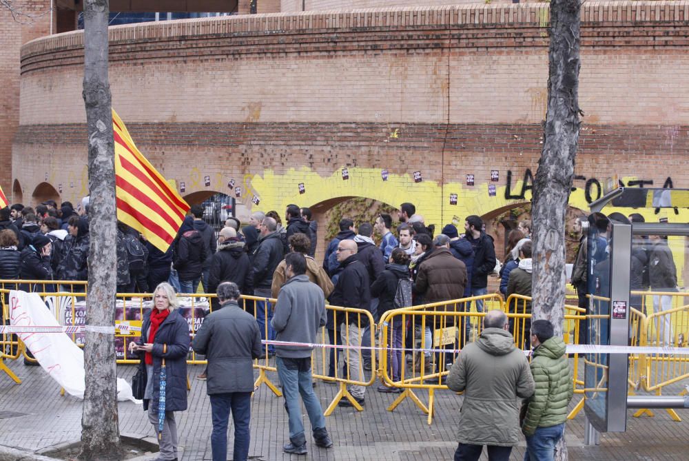 Pinten de groc la subdelegació del govern a Girona