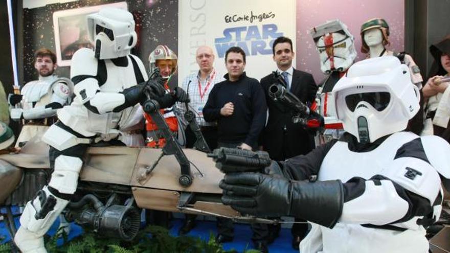 Los coleccionistas de la saga y el director de El Corte Inglés de El Tiro, Rafael Álvarez-Osorio (tercero por la derecha), posan junto a los personajes de &#039;Star Wars&#039;