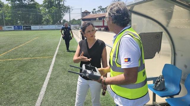 La alcaldesa, Sandra González, conociendo el funcionamiento del software que ya utiliza la Policía Local. | D.P.