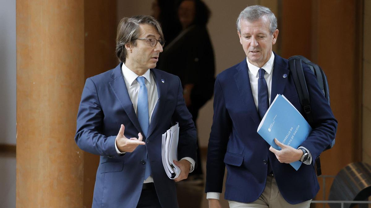 El presidente Alfonso Rueda junto al conselleiro de Hacienda, Miguel Corgos, antes de la comparecencia de este jueves.