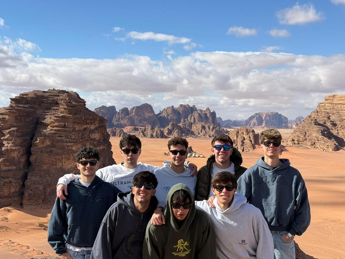 El grupo de estudiantes de Erasmus, en el desierto jordano.