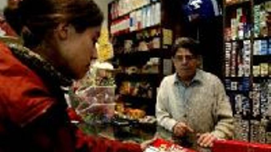 Sanidad critica a la industria por bajar el precio del tabaco