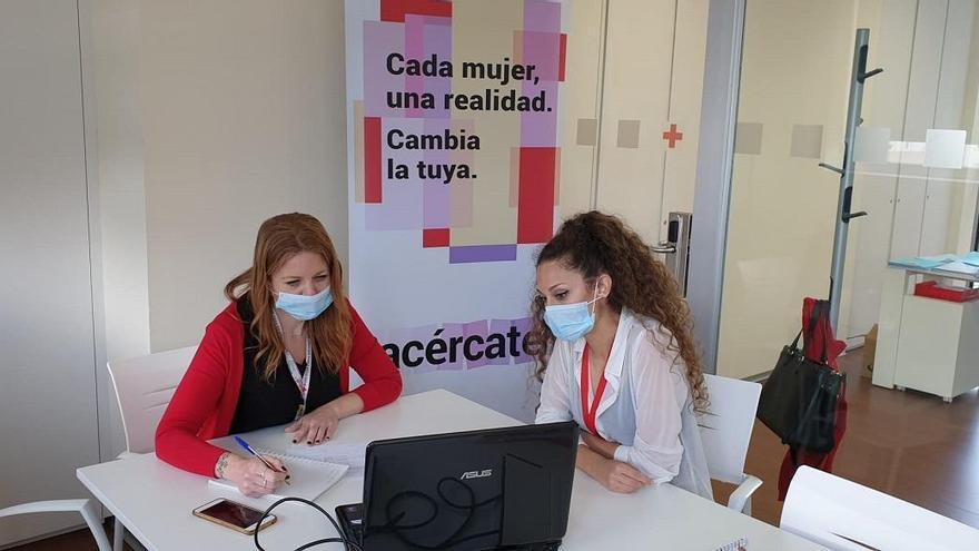 Más de 300 mujeres víctimas de violencia de género reciben en Córdoba el apoyo de Cruz Roja durante el confinamiento