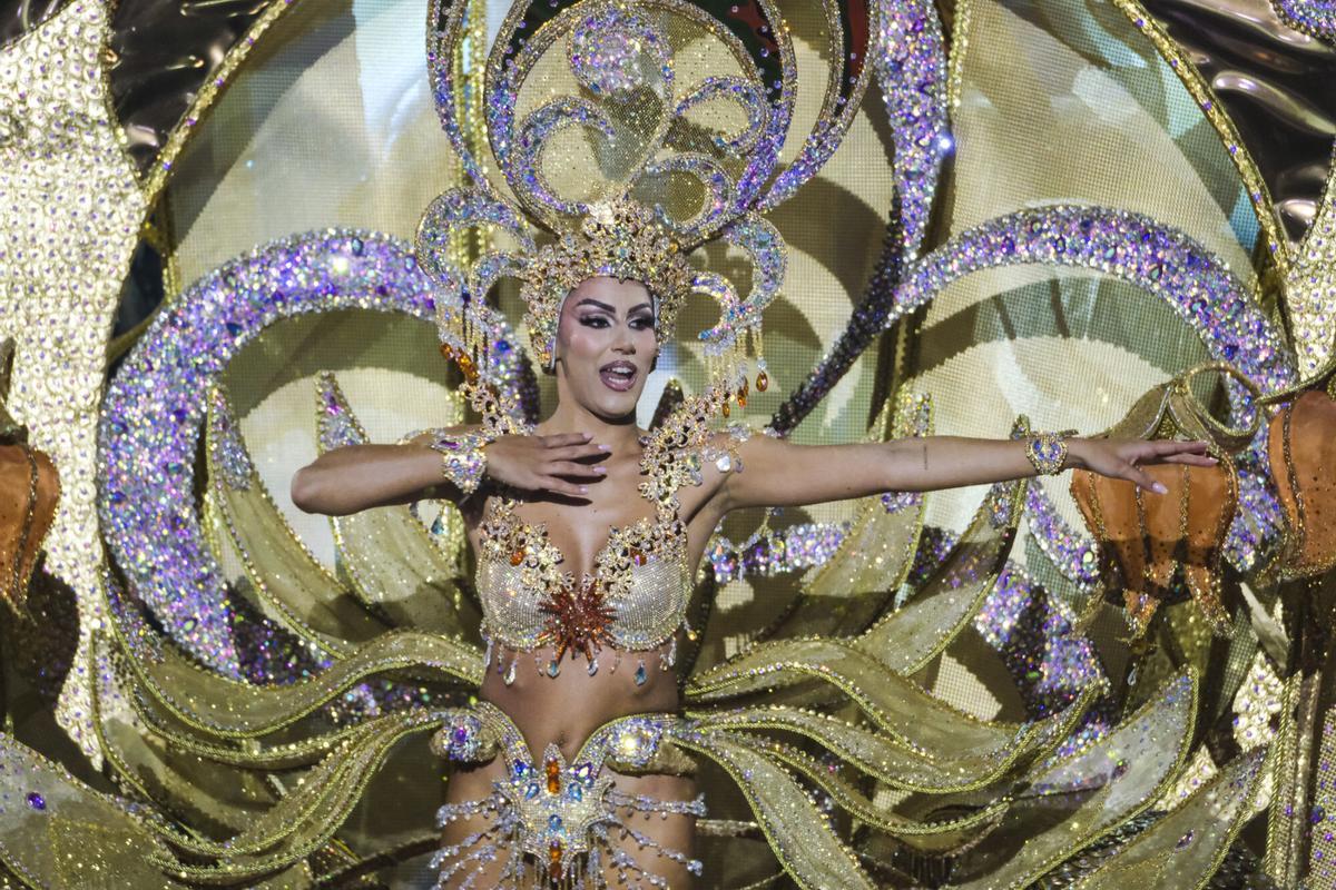 Evelyn Moreno Quintana, por Pescados Oliver Miranda Artiles y Atrium Veterinarios, lleva un diseño de Juan Miranda Artiles: «Esencia»