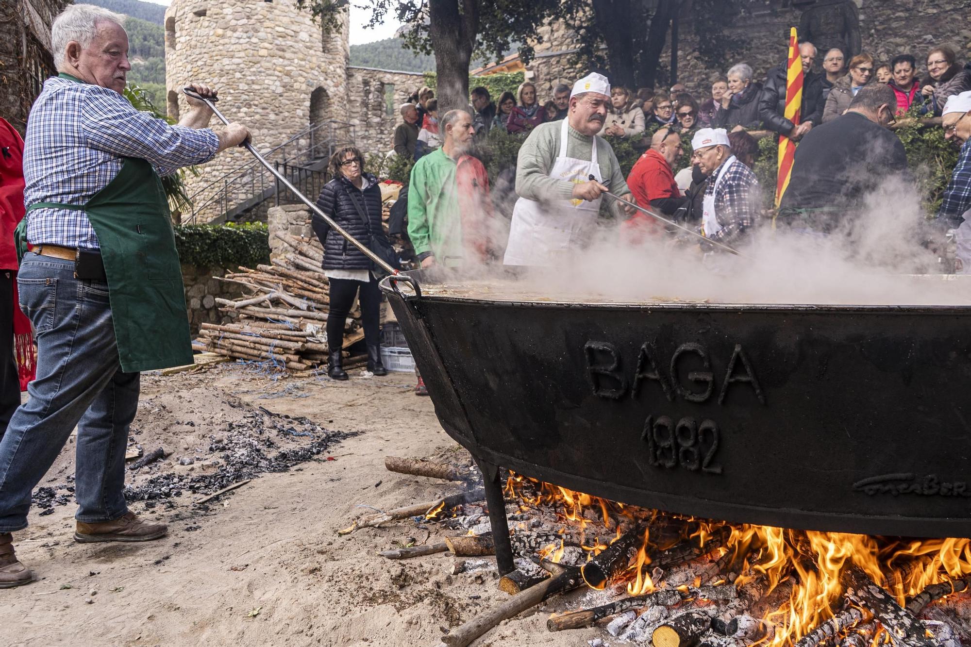 Bagà cuina el seu popular arròs per 2.500 persones