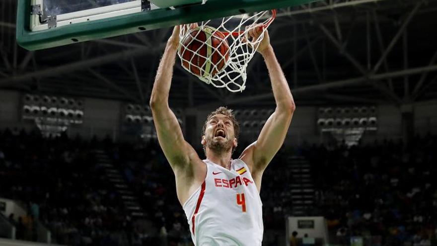 Pau Gasol machaca la canasta en el Argentina-España.