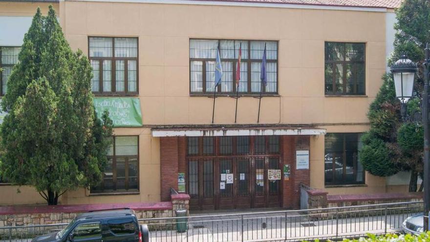 Entrada principal de las Escuelas Blancas, situadas en el barrio de San Lázaro.