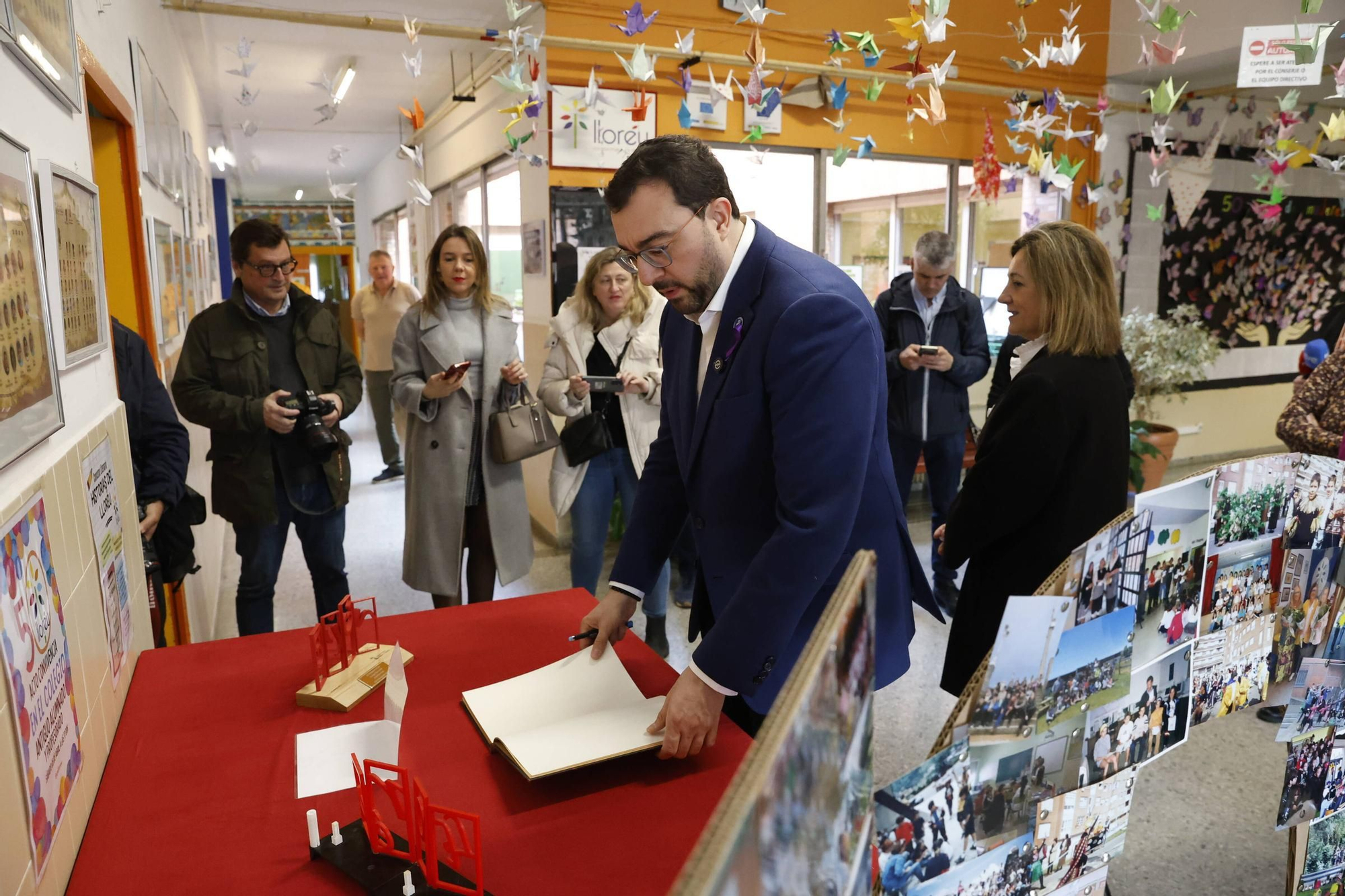 La visita de Adrián Barbón al colegio Lloréu, en Gijón
