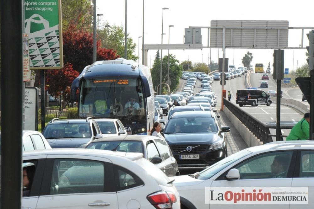 Atascos en Murcia por la protesta de los agricultores en sus tractores