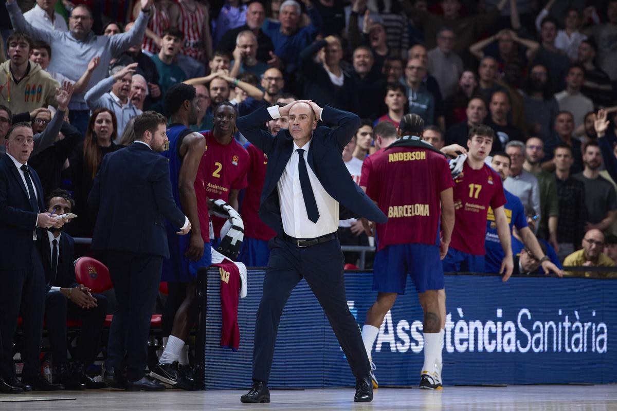 Peñarroya se sorprende de una decisión arbitral en el partido FC Barcelona-Olympiacos de la Euroliga.