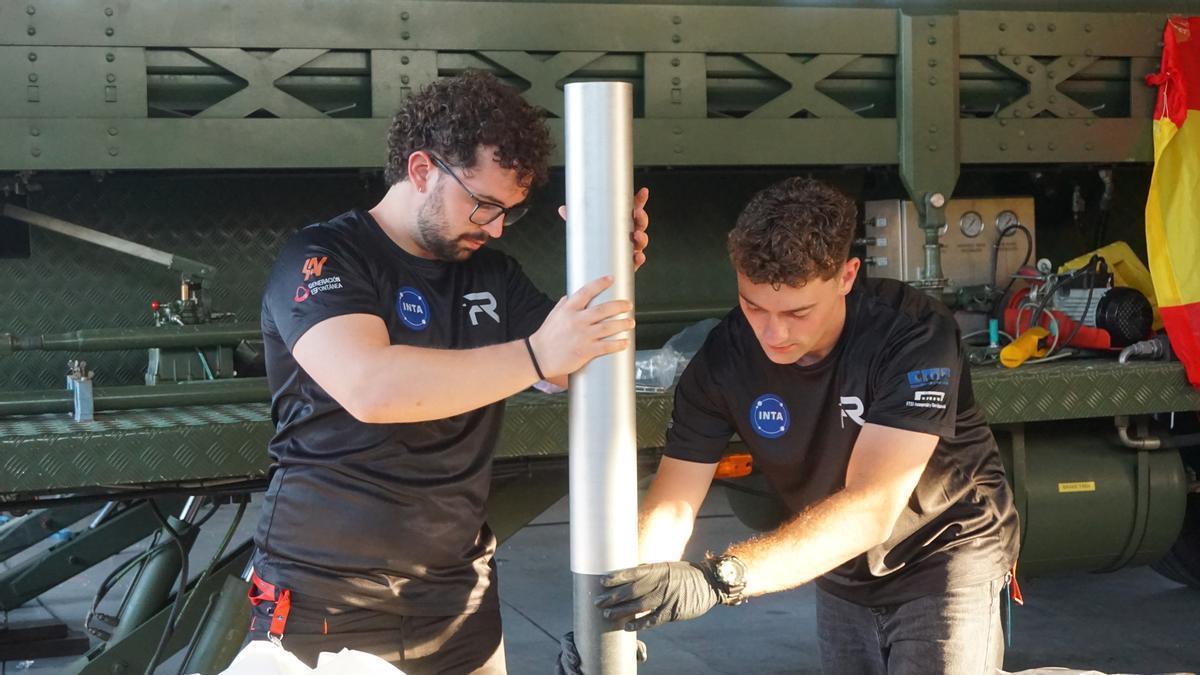 Alumnos de la UPV trabajando en el cohete 'Origin'