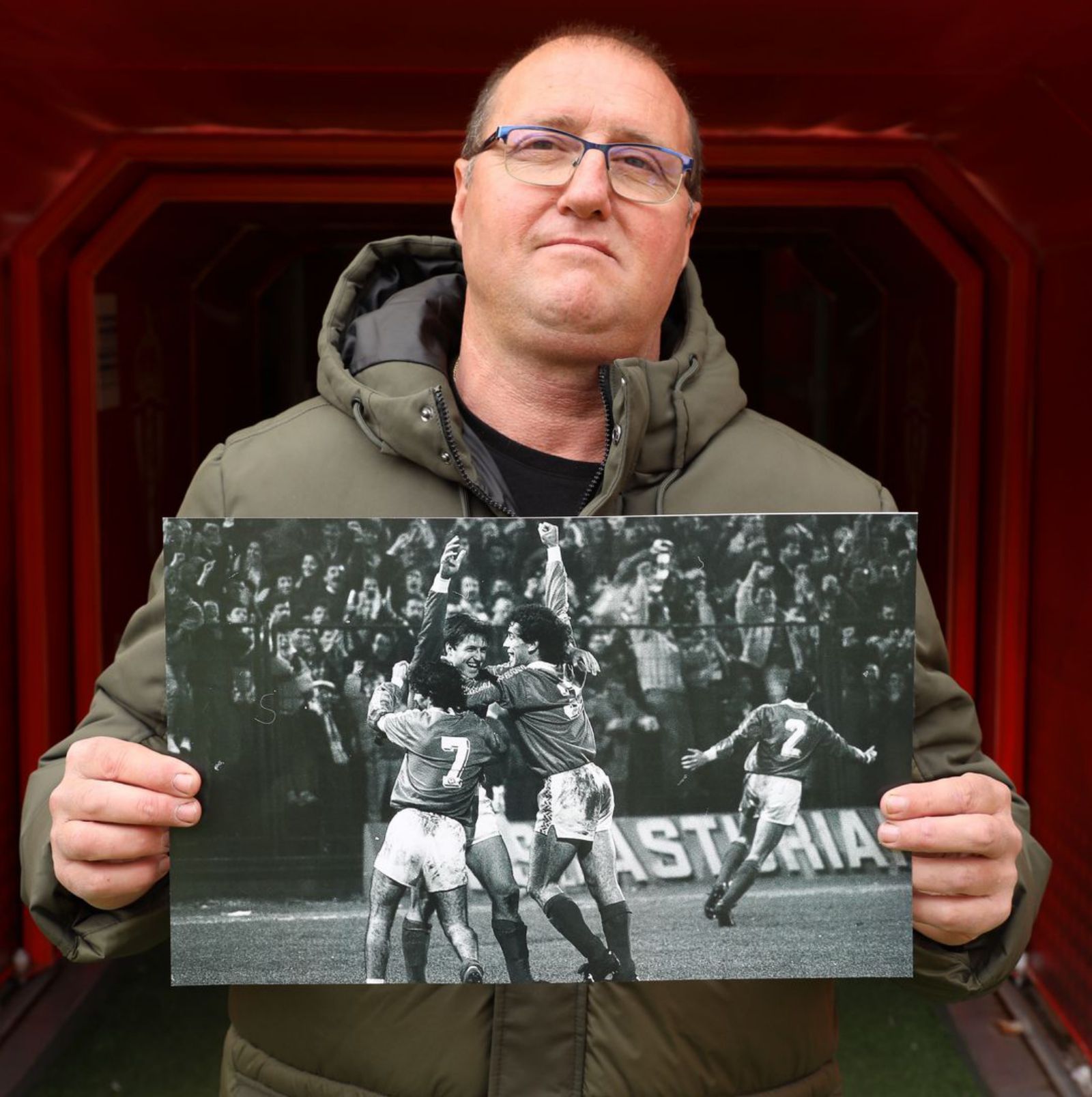 Tomás, con una imagen de la celebración de su gol en 1989.