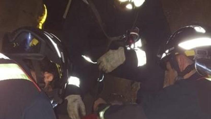 Los bomberos auxilian a un hombre que se ha caído en la Cueva del Puerto