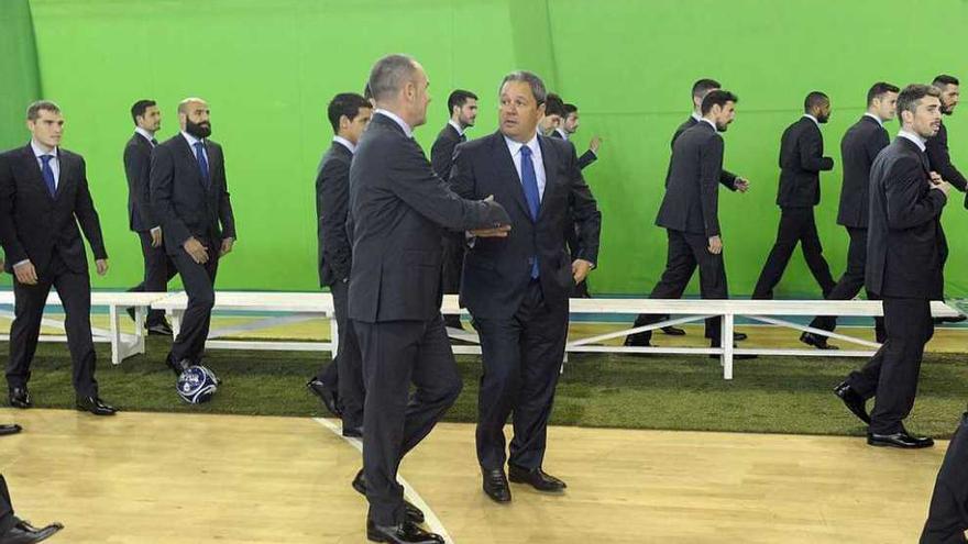 Víctor Fernández saluda a Tino Fernández tras posar para una de las fotos oficiales de la plantilla.