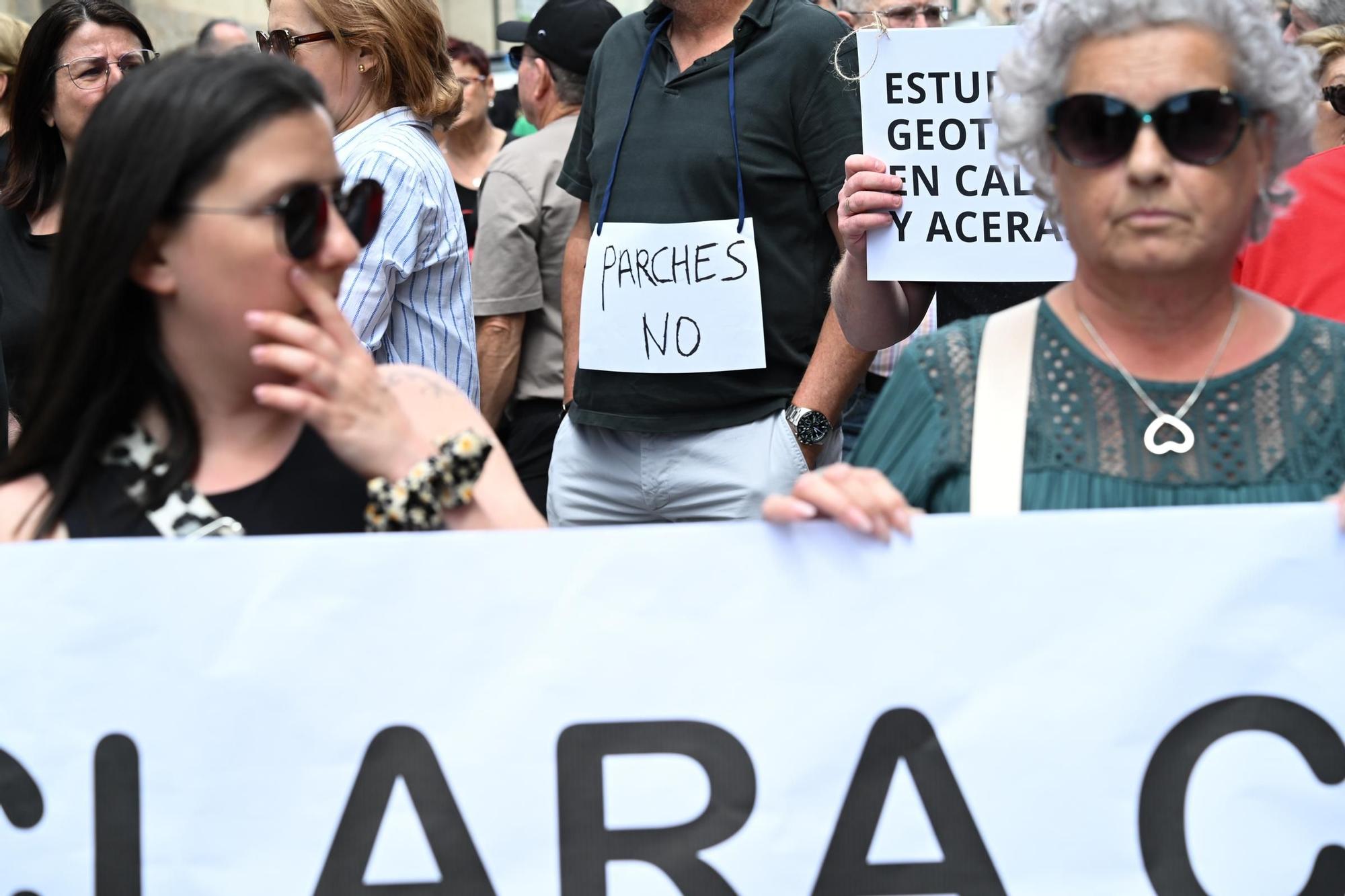 Vecinos se manifiestan pidiendo soluciones tras los hundimientos en la calle Clara Campoamor en Elche