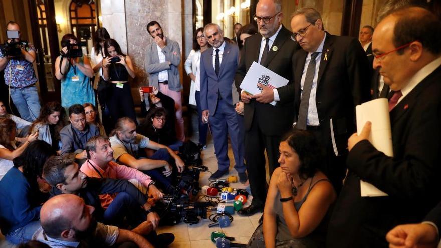 Els periodistes parlamentaris protesten al Parlament contra les agressions al col·lectiu