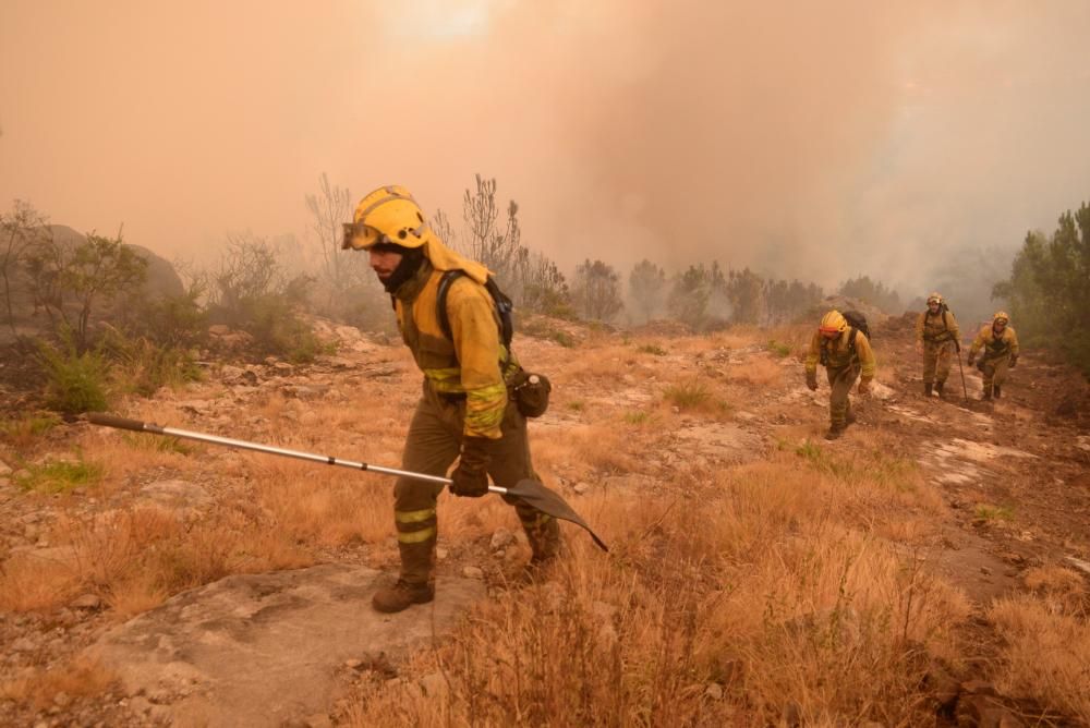 Los vecinos de Setecoros en Valga también ven amenazas sus casas después dekl incendio forestal declarado ayer en Dimo a las 15.22 horas