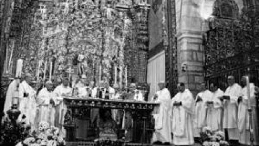 García Aracil celebra las bodas de plata de su ordenación