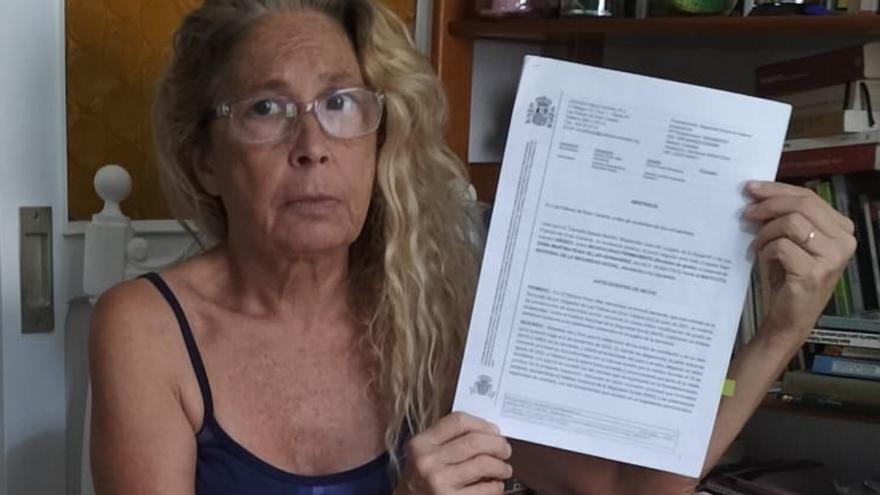 La escritora Martina Villar denuncia el impago de su pensión por invalidez