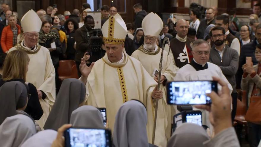 Ángel Fernández Artime, en el centro, bendice a los asistentes a la ceremonia tras la ordenación episcopal en Santa María la Mayor.