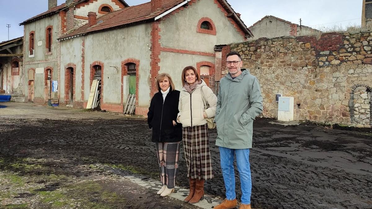 Mariví Paterna, Mayte Sedano y Rubén Cañamaque, en la antigua estación de Peñarroya.
