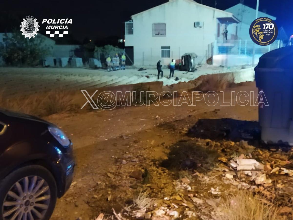 El coche rozó a otro vehículo y chocó contra un muro.