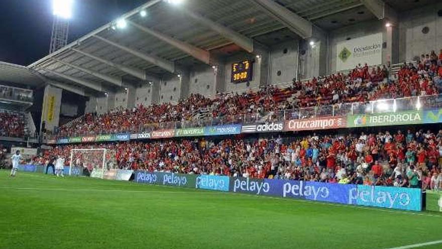 Iluminación de Pasarón durante el partido de la selección.  // G. S.