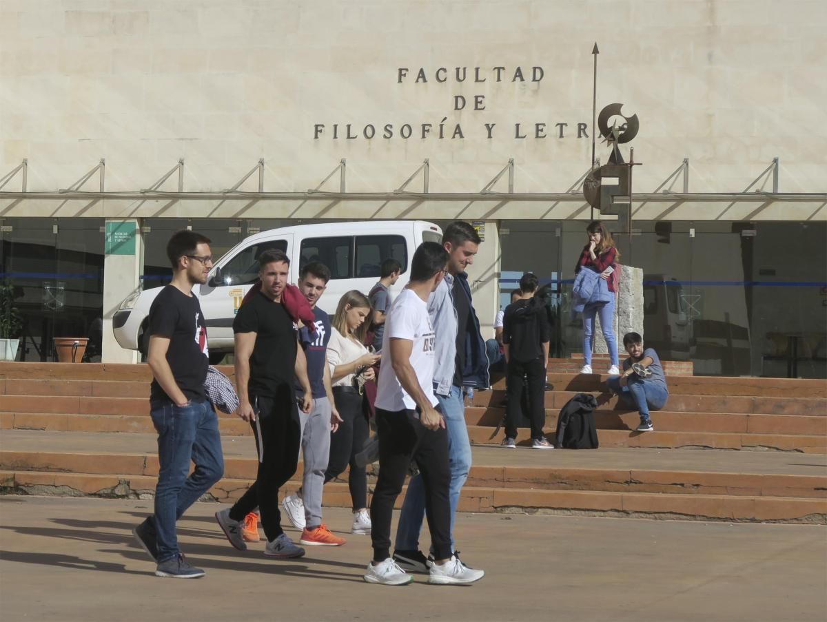 Cáceres es noche: Cacereño, catalán, español y no adscrito