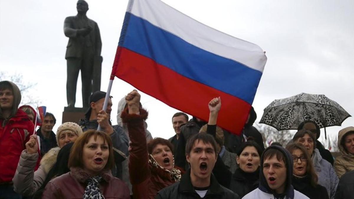 Manifestantes prorrusos gritan consignas en una concentración en el centro de Simferópol, la capital de Crimea, este miércoles.