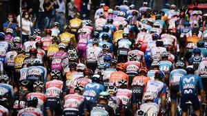 segea55286522 catania  italy   06 10 2020   the pack of riders start for t201006142018