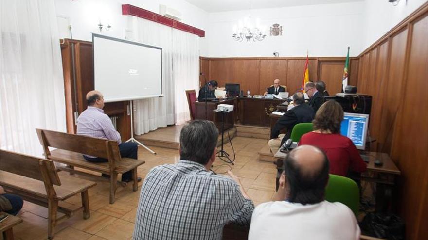 Rebajan la pena al condenado por grabar a 26 mujeres en unos aseos en Olivenza