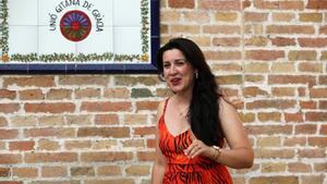 Enerida Isuf, vicepresidenta del Consell del Poble Gitano, en la plaza que lleva ese nombre, Gràcia.