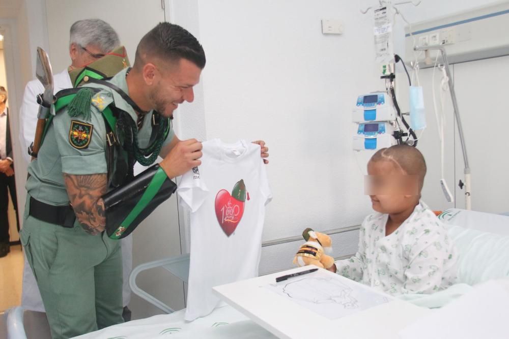 Visita de la Legión a los niños ingresados en el Hospital Materno.