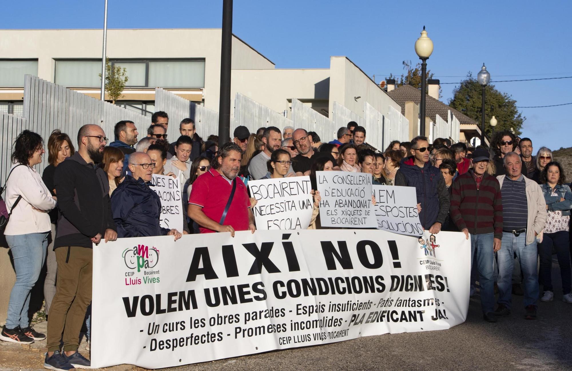 Protesta a las puertas del CEIP Lluís Vives de Bocairent por la paralización de las obras.