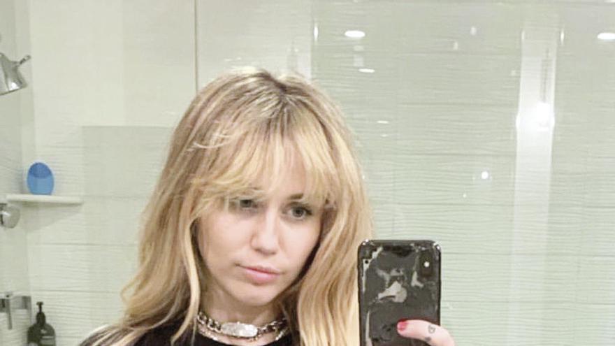 A la izquierda, Miley Cyrus en un selfi colgado ayer, luciendo una camiseta de Alice Cooper. A la derecha, con su padre, Billy Ray Cyrus. // Twitter