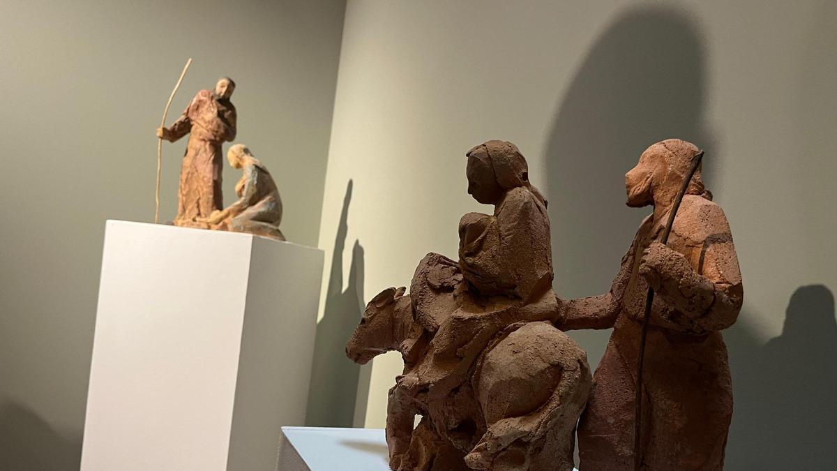 Dos de los conjuntos escultóricos que componen 'Figuras para un belén'