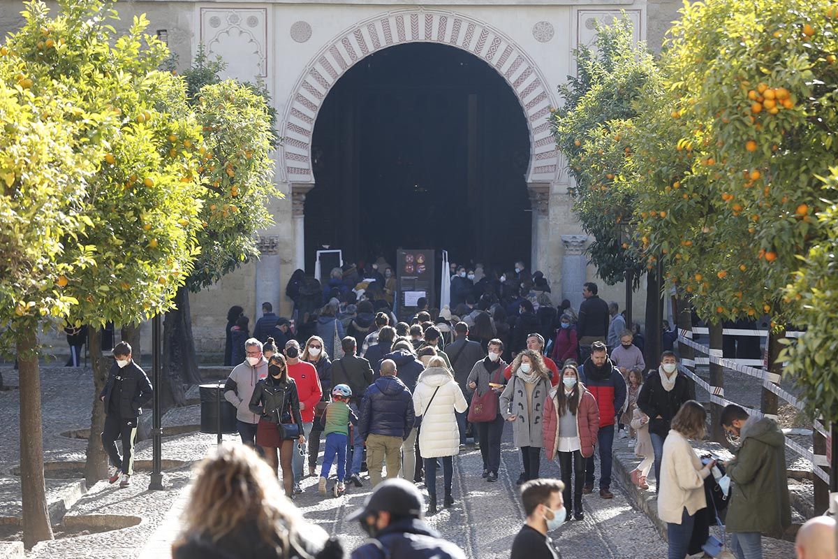 Colas para acceder al interior de la Mezquita