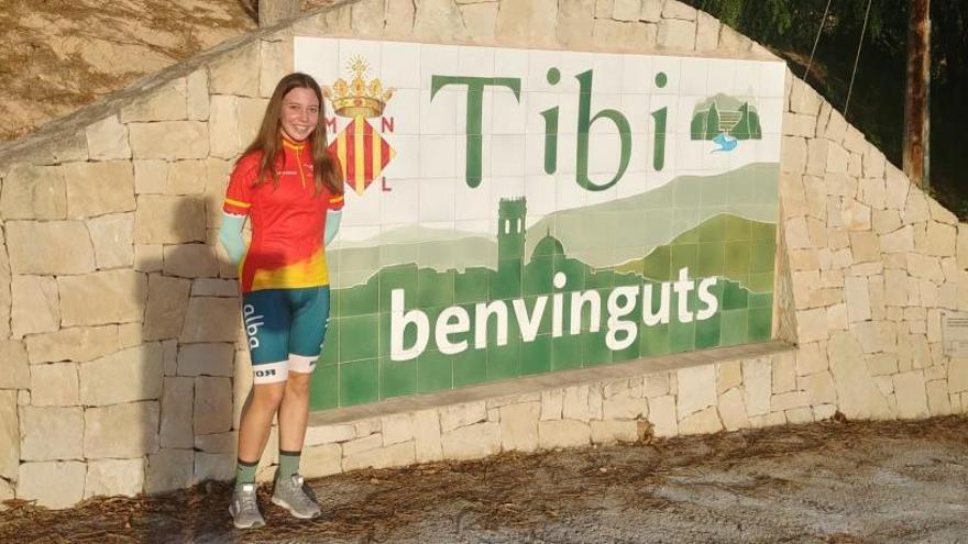 Vania Rico, en la entrada de Tibi, con el maillot de campeona de la Copa de España